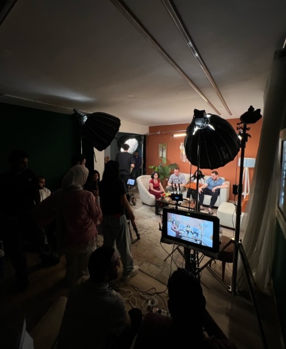 Biji on set